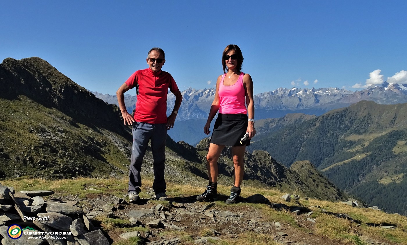 81 Dalla Cima di Lemma (2348 m) vista verso Pizzo Scala a dx e Alpi Retiche a sx.JPG